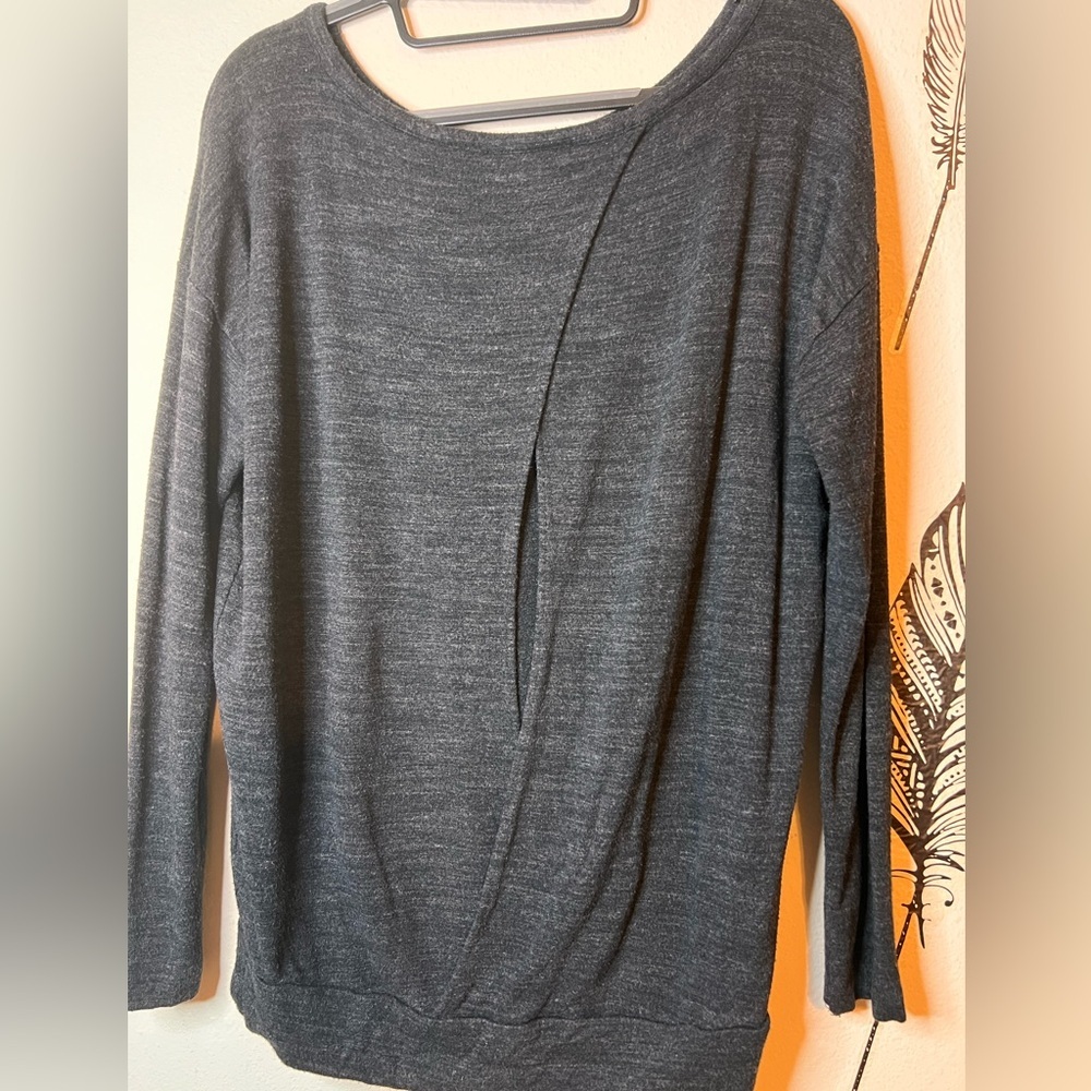 Lou & Grey Athletic‎ Top Gray w/ Cut Out In Back Women’s Size M